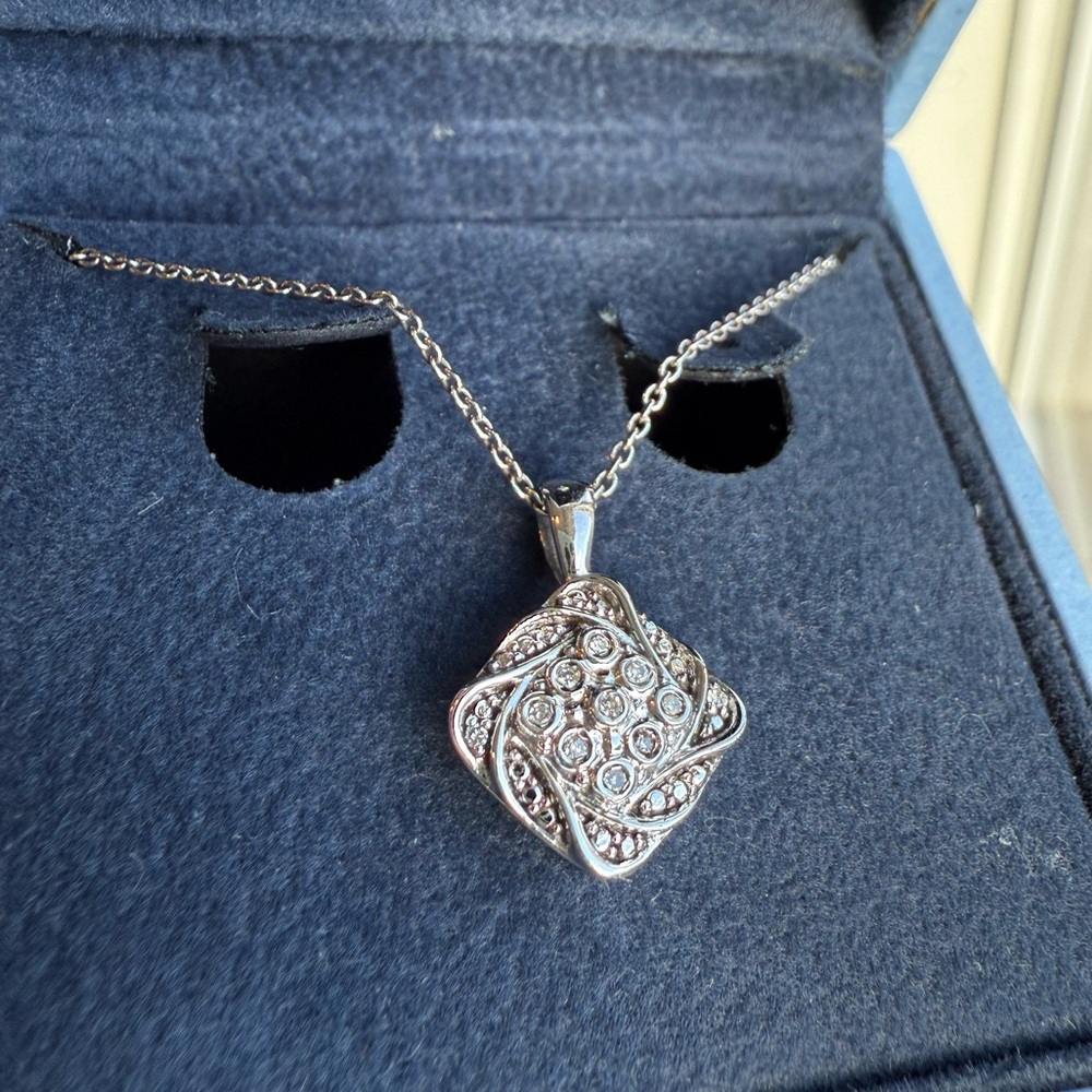 Sterling Silver Sparkling Diamond Accent Pendant Necklace